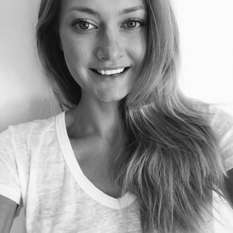 Two girls telling you why you should retreat to tuscany this summer