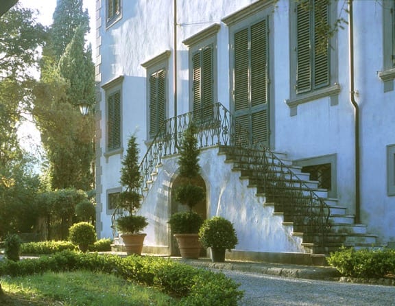 Two girls telling you why you should retreat to tuscany this summer