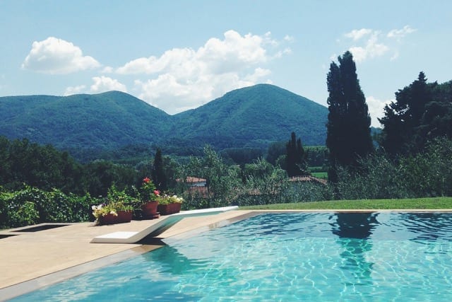 Two girls telling you why you should retreat to tuscany this summer